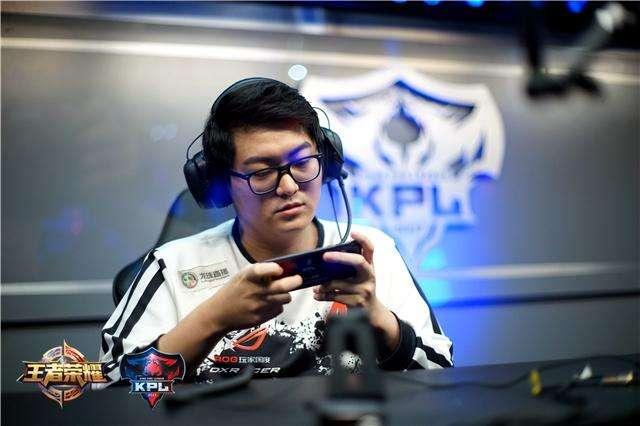 韩语主播： Zeus 是历史上最好的上单选手，也是去年最好的上单选手